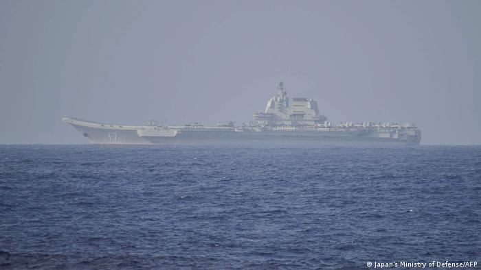 一段时间以来，台海关系紧张。台北表示，中国航母“山东号”编队6月21日通过台湾海峡（资料图片），这是一个月内的第二次