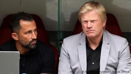 Bayern Münchens Sportvorstand Hasan Salihamidzic und Vorstandvorsitzender Oliver Kahn nebeneinander auf der Tribüne
