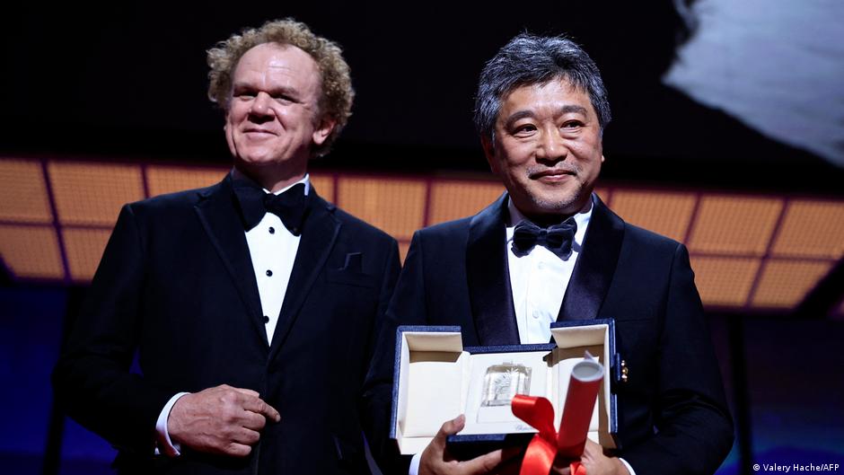 Režiser Hirkazu Kore Eda primio je nagradu za najbolji scenario filma Monster u ime Sakamotoa Juđija. Nagradu mu je uručio Džon Rajli
