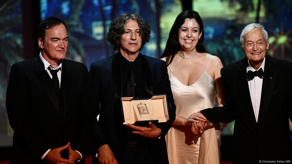 Režiseru Džonatanu Glejzeru nagradu je uručio Kventin Tarantino
