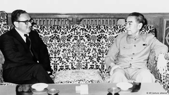 图为基辛格1971年访华，与周恩来会谈。这次会面为1972年尼克松访华铺平道路