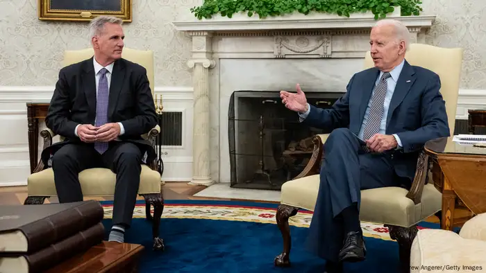 美國總統拜登與眾院議長麥卡錫22日在白宮會談。