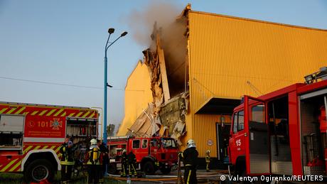 Kiewer Feuerwehrleute versuchen, den Brand in einer von Drohnen angegriffenen Tabakfabrik zu löschen
