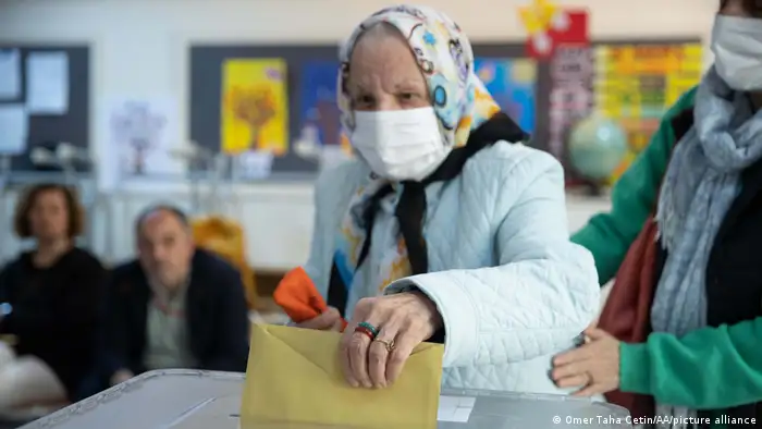 سيدة تدلي بصوتها في جولة الإعادة للانتخابات الرئاسية التركية في أنقرة (28.05.2023)