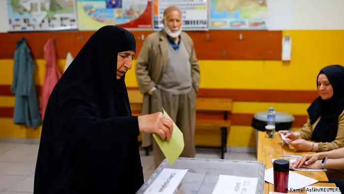 سيدة محافظة تدلي بصوتها بإسطنبول في جولة الإعادة للانتخابات الرئاسية التركية (28.05.2023)