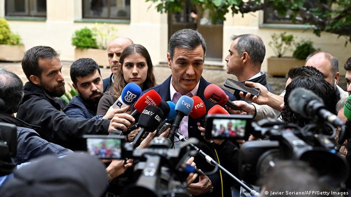 Ministerpräsident Pedro Sánchez spricht in Madrid zu einer Gruppe Journalisten