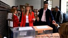 28/05/2023 *** Begona Gomez wife of Spain's Prime minister Pedro Sanchez (R) of Socialist Party (PSOE) prepares to casts her ballot in Madrid on May 28, 2023 during local and regional polls. Spain's local and regional elections results will be a barometer for a year-end general election, that surveys suggest Prime Minister will lose, heralding a return of the right. (Photo by JAVIER SORIANO / AFP) (Photo by JAVIER SORIANO/AFP via Getty Images)