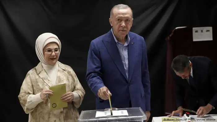 الرئيس التركي رجب طيب أردوغان يدلي بصوته مع زوجته أمينة في إسطنبول في جولة الإعادة للانتخابات الرئاسية التركية (28.05.2023)