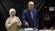 Recep Tayyip Erdogan podczas głosowania z żoną Emine Recep Tayyip Erdogan podczas głosowania z żoną Emine
