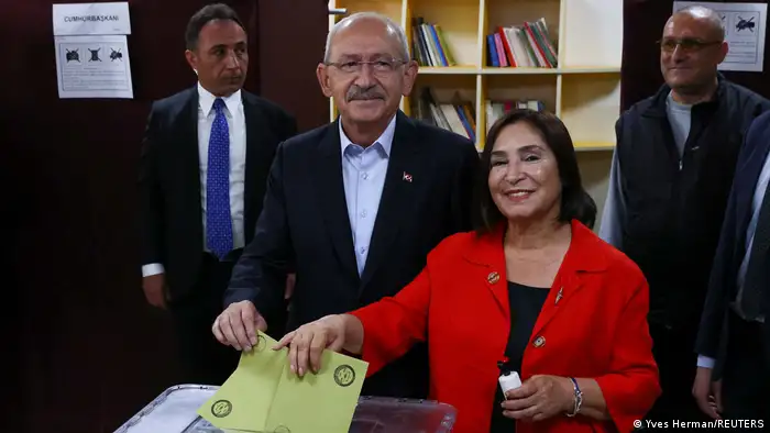 منافس أردوغان كمال كليجدار أوغلو يدلي بصوته مع زوجته في أنقرة خلال جولة الإعادة للانتخابات الرئاسية التركية (28.05.2023)