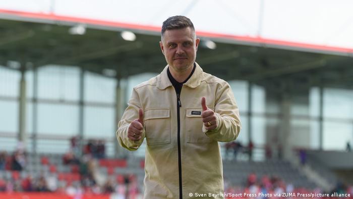 Alexander Straus, Trainer der Frauenmannschaft von Bayern München, hebt beide Daumen