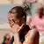 Die ukrainische Tennisspielerin Marta Kostyuk wischt mit der linken Hand die Tränen aus dem Gesicht