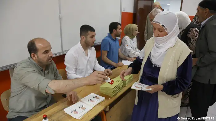 سيدة كردية تدلي بصوتها بإسطنبول في جولة الإعادة للانتخابات الرئاسية التركية (28.05.2023)