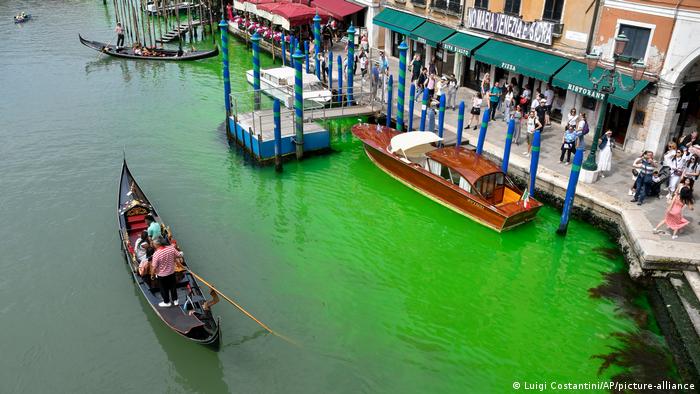 Italien Umwelt l Venedig, Canale Grande leuchtet grün