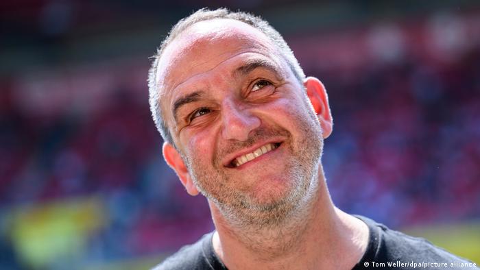Heidenheims Trainer Frank Schmidt legt den Kopf schief und lächelt