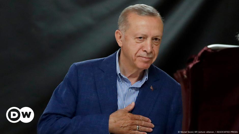 Erdogan tetap menjadi presiden Turki – DW – 28 Mei 2023
