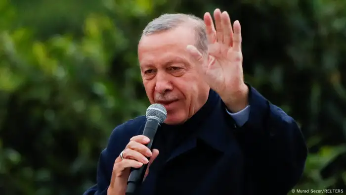 الرئيس التركي رجب طيب أردوغان بين أنصاره خلال جولة الإعادة للانتخابات التركية (28.05.2023)