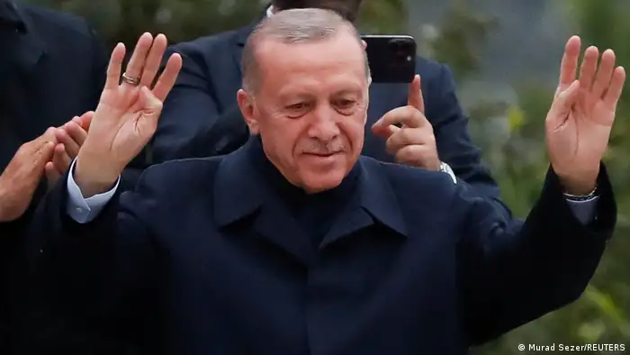 أردوغان يلوح بديه إثر قوزه في الجولة الثانية من الانتخابات الرئاسية 28.5.2023 باسطنبول