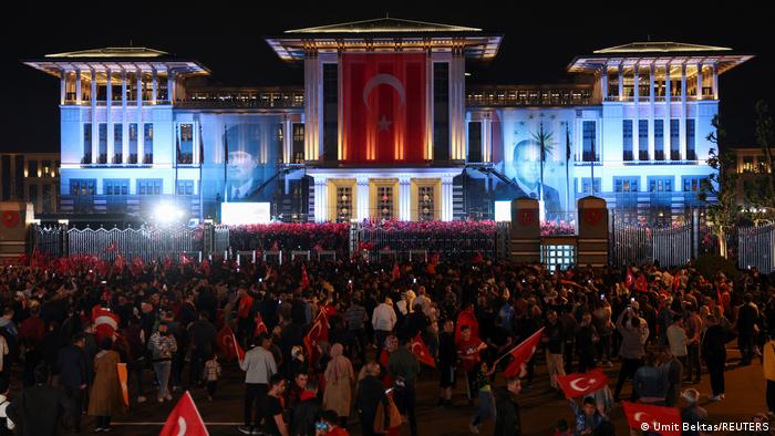 Türkei Stichwahl l Anhänger von Präsident Recep Tayyip Erdogan vor dem Präsidentenpalast in Ankara