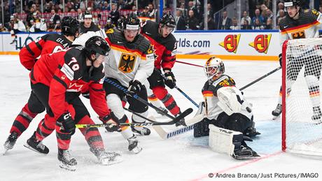 Spielszene Eishockey-WM-Finale Kanada gegen Deutschland