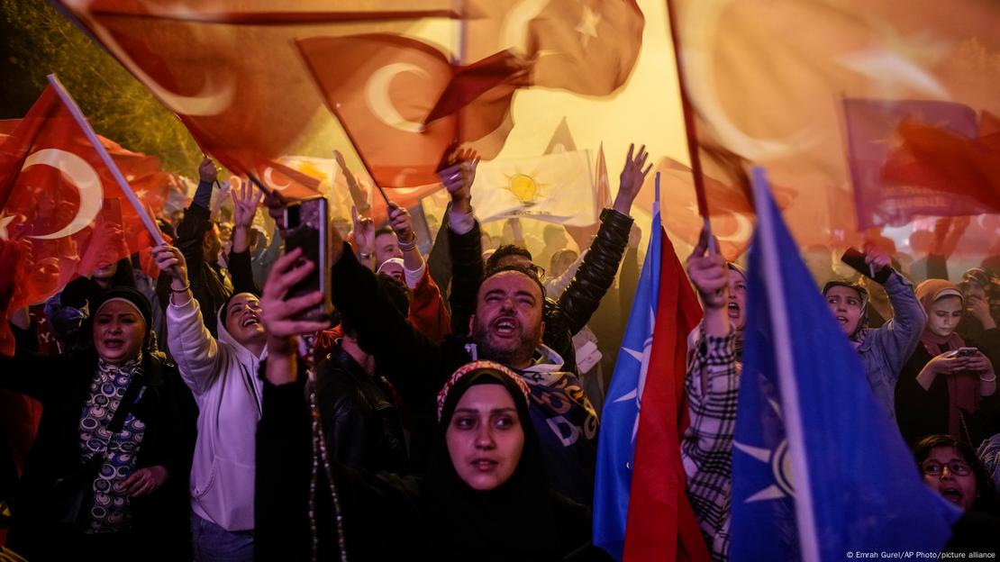 Приврзеници на Реџеп Таип Ердоган ја прославуваат неговата победа на претседателските избори