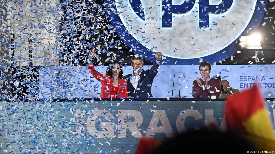 El líder del Partido Popular (PP), Alberto Núñez Feijoo, celebra junto a la candidata a la reelección como presidenta de la Comunidad de Madrid, Isabel Díaz Ayuso (izq.), y el alcalde de Madrid, José Luis Martínez Almeida (der. ), en la sede del partido en Madrid el 28 de mayo de 2023 tras las elecciones locales y autonómicas celebradas en España