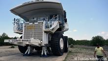 Imagewerbung in eigener Sache: Der liebenswürdige Gigant steht auf diesem Kohlefahrzeug der Mine geschrieben, Barrancas, La Guajira, Kolumbien, 18. Mai 2023