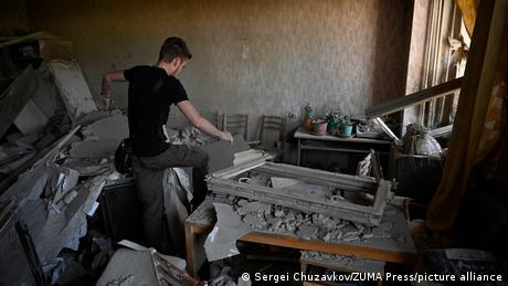 Ein Anwohner begutachtet die Schäden in einem Zimmer nach einem Drohnenangriff auf Kiew 