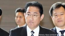 Fumio Kishida , Ministerpräsident von Japan, bei der Ankunft in seinem Büro. Die japanische Küstenwache ist von Nordkorea über einen in den nächsten Tagen geplanten Satellitenstart informiert worden. +++ dpa-Bildfunk +++