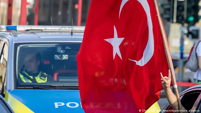 إشارة منظمة الذئاب الرمادية يرفعها محتفل بفوز أردوغان في ألمانيا