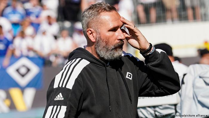 Hamburgs Trainer Tim Walter fasst sich an die Stirn