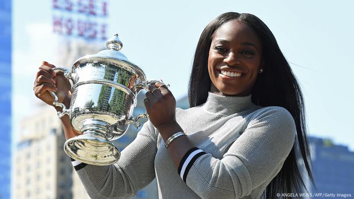 Sloane Stephens präsentiert den US-Open-Siegerpokal