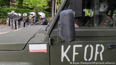 Припадници на КФОР од Полска ја обезбедуваа општинската зграда во Звечан пред започнувањето на судирите