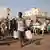 Während einer kurzen Kriegspause: Menschen im Sudan versorgen sich mit Wasser  