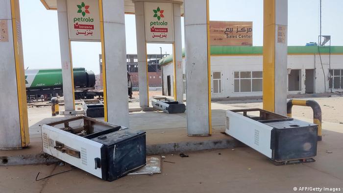 Zerstörte und geplünderte Tankstelle in der sudanesischen Hauptstadt Khartum