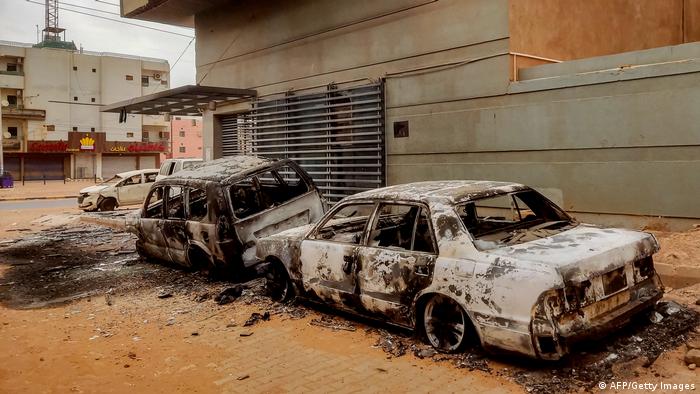 Sudan, Khartoum | ausgebrannte Fahrzeuge vor dem Zentralen Amt für Statistik