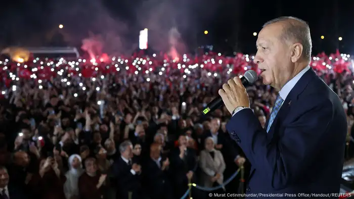 الرئيس أردوغان يتحدث إلى أنصاره بعد فوزه بالانتخابات الرئاسية (28 مايو 2023).