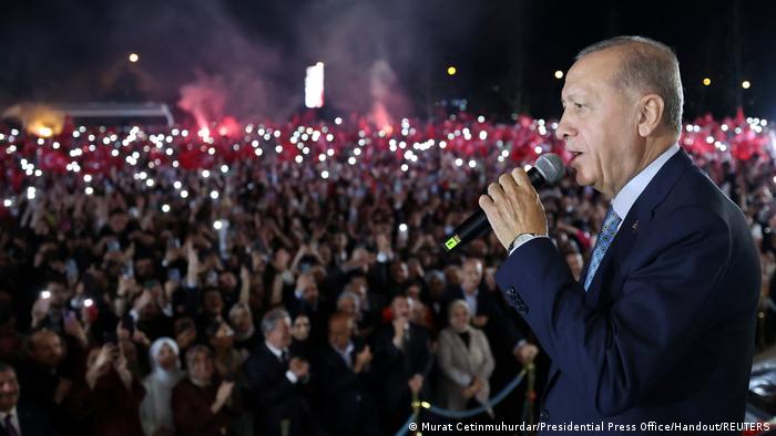Präsident Erdogan spricht am Abend seiner Wiederwahl am 28.5.2023 von seinem Präsidentenpalast aus zu seinen Anhängern