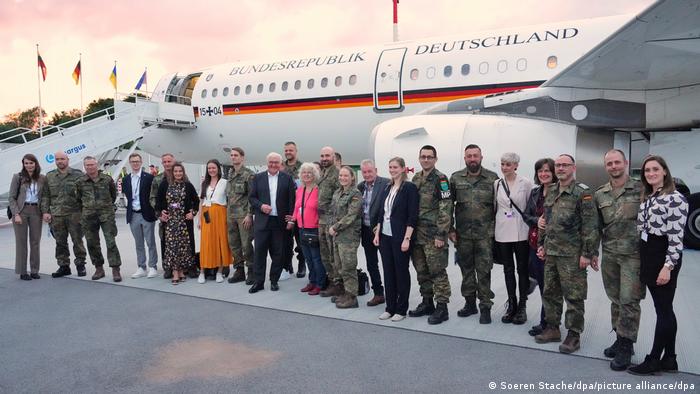 Bundespräsident Frank-Walter Steinmeier mit Bundeswehrsoldaten und deren Angehörigen am Flughafen in Vilnius