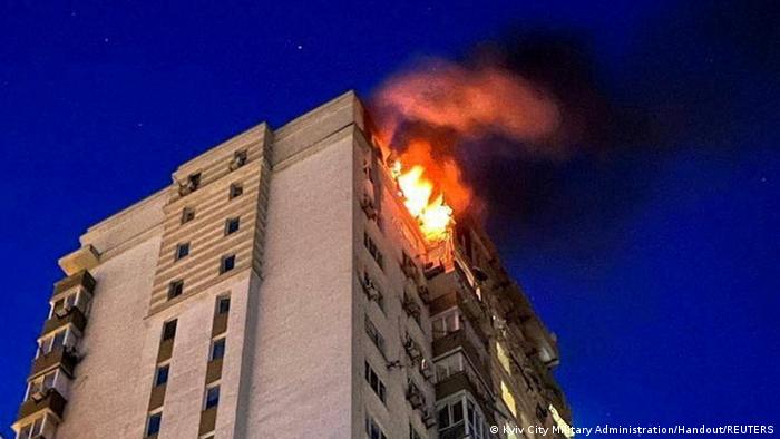 Brennendes Hochhaus nach russichem Drohnenangriff auf Kiew