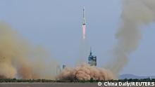 China lanza misión tripulada que estrenará su estación espacial