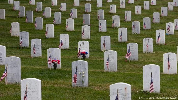 Kleine US-Flaggen sind am Memorial Day vor Gräbern auf einem Soldatenfriedhof in der US-amerikanischen Hauptstadt Washington zu sehen