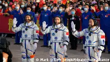 30.05.2023+++ Die chinesischen Astronauten der Shenzhou-16-Mission, Gui Haichao (l-r), Zhu Yangzhu und Jing Haipeng, winken bei einer Abschiedszeremonie vor ihrer bemannten Weltraummission im Jiuquan Satellite Launch Center. China startet an diesem Dienstag seine nächste bemannte Raumfahrtmission. Eine Rakete vom Typ «Langer Marsch» soll das Raumschiff «Shenzhou 16» mit drei Astronauten an Bord vom Raumfahrtbahnhof Jiuquan in Nordwestchina aus ins All bringen. +++ dpa-Bildfunk +++