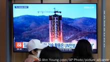 29.05.2023+++ A TV screen shows a file image of North Korea's rocket launch during a news program at the Seoul Railway Station in Seoul, South Korea, Monday, May 29, 2023. Japan's coast guard said North Korea has notified it that it plans to launch a satellite in coming days. (AP Photo/Ahn Young-joon)