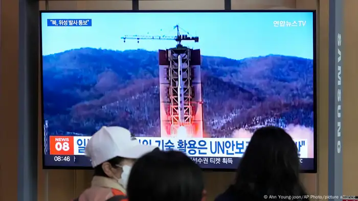 圖為29日韓國新聞以資料畫面報導朝鮮將發射衛星。