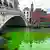 Una extraña aparición: aguas verdes fosforescente corren por el Gran Canal de Venecia.
