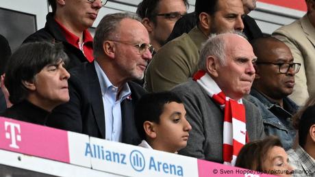 Rummenigge (l.) und Hoeneß (r.) zittern mit ihrem FC Bayern beim Heimspiel des 33. Spieltages gegen RB Leipzig