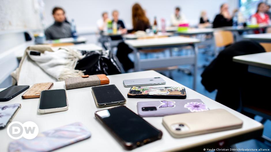Niederlande verbieten Mobiltelefone in Klassenzimmern – DW – 07.04.2023