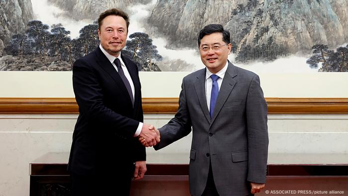 美国企业家马斯克对中国的访问掀起炫风，图为中国外长秦刚5月30日在北京会见马斯克