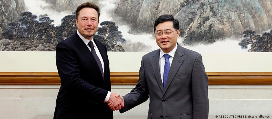 美國企業家馬斯克對中國的訪問掀起炫風，圖為中國外長秦剛5月30日在北京會見馬斯克